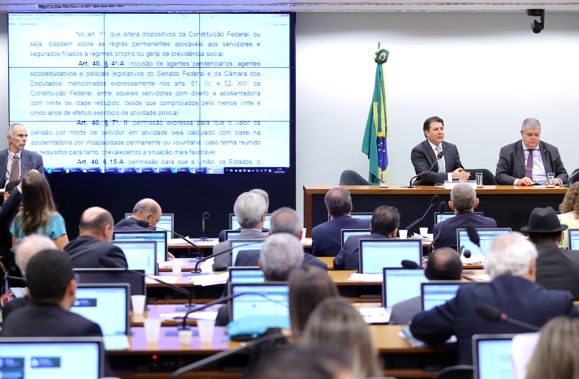Comissão aprova texto-base da reforma da Previdência; invasão adia análise